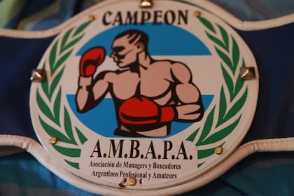 Ya tiene algunos trofeos exhibidos en su cuarto y aspira con tener más.