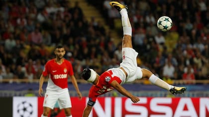 Ya vendado, Falcao intentó definir de chilena y le erró a la pelota; no era su noche
