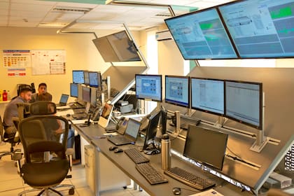 La sala de monitoreo en la gerencia de NOC, en el yacimiento de YPF en Loma de la Lata, Vaca Muerta