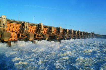 Yaciretá: una pelea entre empresas amenaza con paralizar la obra energética más importante del país