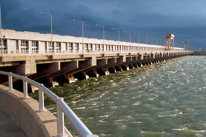 Yaciretá: una pelea entre empresas amenaza con paralizar la obra energética más importante del país