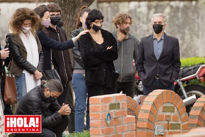 Yaco González, quebrado por el dolor, se arrodilla ante la tumba de Agustina. Atrás, sus hijos Juana y Francisco, Jairo, su padre, y Nicolás Pauls.