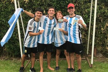Yaco, Ramiro, Sofía y Tomas preparados para partir hacia el Monumental (Foto gentileza Ramiro)
