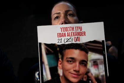 Yael Alexander muestra un cartel de su hijo, Edan, tomado como rehén por milicianos de Hamas el 7 de octubre de 2023, en una marcha semanal de familiares de rehenes retenidos en la Franja de Gaza y sus simpatizantes, en Tel Aviv, Israel, el sábado 22 de febrero de 2025.