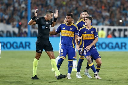 Yael Falcón Pérez parece despegarse de las críticas que recibe de Fabra y Belmtone en un clásico que Boca perdió ante Racing por 2-0, el 8 de febrero de 2025, por el Torneo Apertura