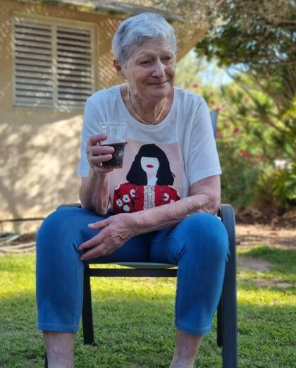 Yaffa Adar, de 85 años, fue filmada mientras terroristas de Hamas la secuestraban de su kibutz de Nir Oz sentada en un carrito de golf, fue liberada el viernes y se reencontró con su familia.