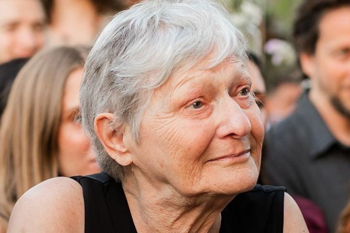 Yaffa Adar, de 85 años, fue filmada mientras terroristas de Hamas la secuestraban de su kibutz de Nir Oz sentada en un carrito de golf, fue liberada y se reencontró con su familia.