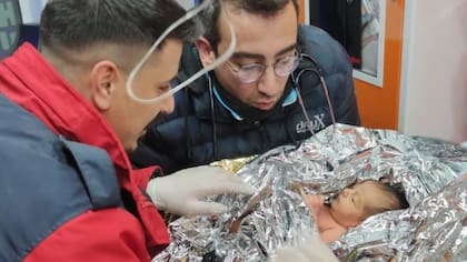 Yagiz se mantuvo las 90 horas pegado al pecho de su madre, quien lo amamantaba y calmaba. (Foto: EKREM IMAMOGLU)