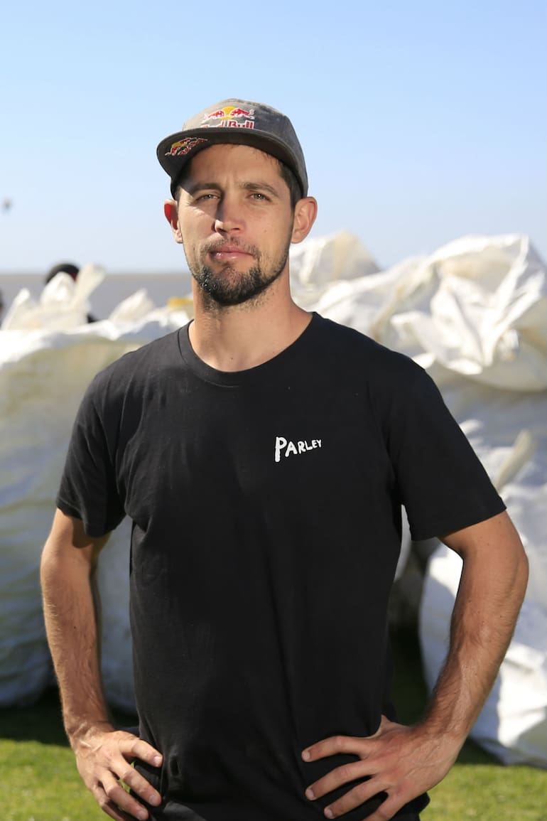 Yago Lange organiza limpiezas en la costa del río
