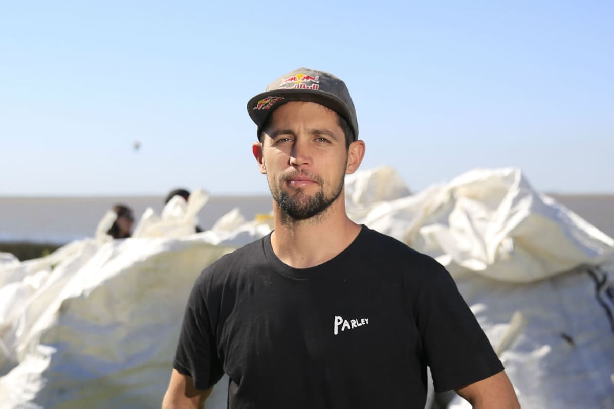 Yago Lange organiza limpiezas en la costa del río
