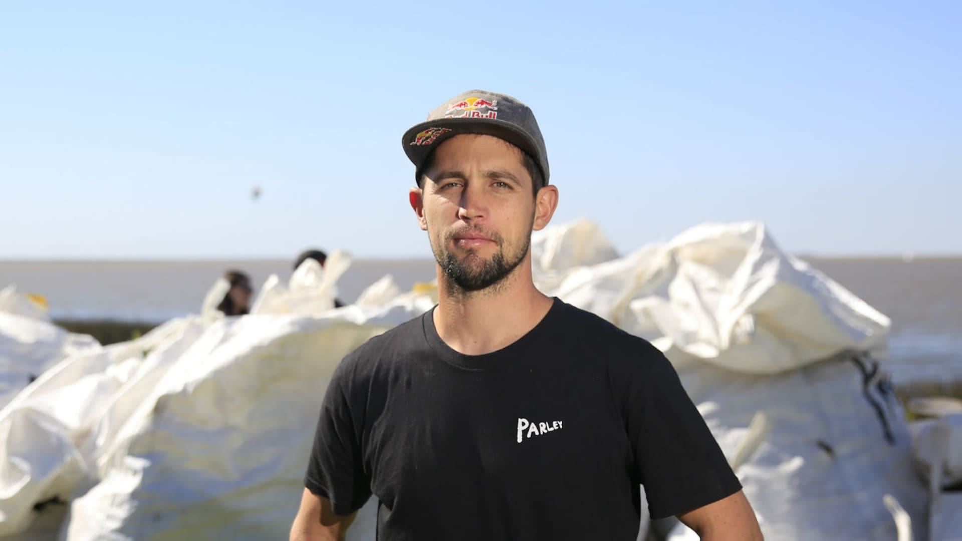 Yago Lange organiza limpiezas en la costa del río