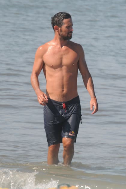 Yago tiene 36 años, es regatista y ambientalista e hijo del medallista olímpico Santiago Lange.