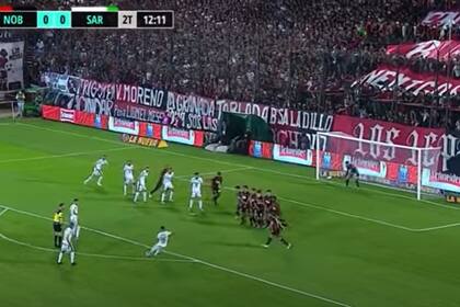 Yair Arismendi está por ejecutar el tiro libre que definirá el partido en favor de Sarmiento en la cancha de Newell's