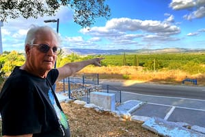 Yair Boymel señala la frontera con el Líbano