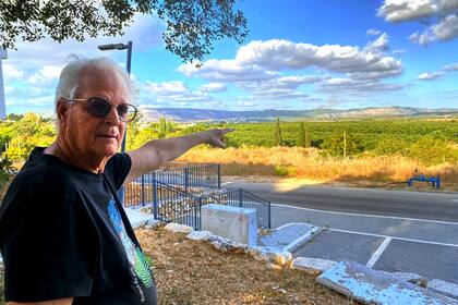 Yair Boymel señala la frontera con el Líbano