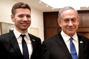 Yair Netanyahu junto a su padre, el primer ministro israelí Benjamin Netanyahu