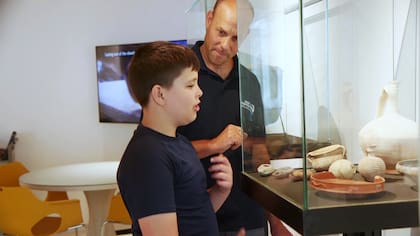 Yair Whiteson de 13 años, encontró un objeto milenario mientras paseaba con su padre