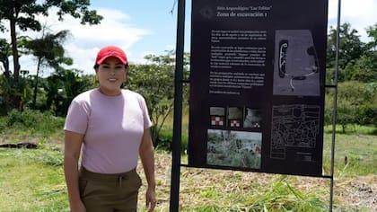 Yajaira Ramón Rodas, alcaldesa de Pablo Sexto, supervisa un pequeño parque arqueológico construido en torno a las tolitas locales