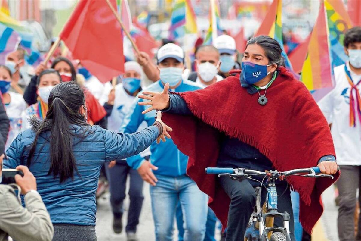 Yaku Pérez, candidato del partido indígena Pachakutik, hace campaña en bicicleta en Machachi, Ecuador