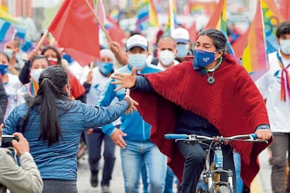 Yaku Pérez, candidato del partido indígena Pachakutik, hace campaña en bicicleta en Machachi, Ecuador