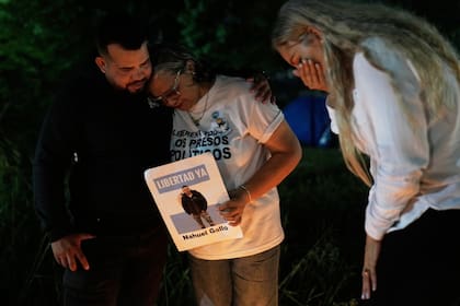 Yalitza Garcia, suegra de Nahuel Gallo, con una foto del gendarame en una vigilia afuera de la prisión El Rodeo I