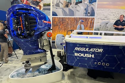 Yamaha Motor Corporation, U.S.A. acaba de presentar el primer motor fuera de borda a hidrógeno del mundo para embarcaciones de uso recreativo. Yamaha ha colaborado con Roush para desarrollar el sistema de combustible del motor y con Regulator Marine, constructor de embarcaciones de larga trayectoria, para construir una embarcación adecuada para probar el prototipo de motor fuera de borda. Juntas, las tres empresas tienen previsto empezar a probar la viabilidad del prototipo sobre las aguas en el verano de 2024. (Photo: Business Wire)