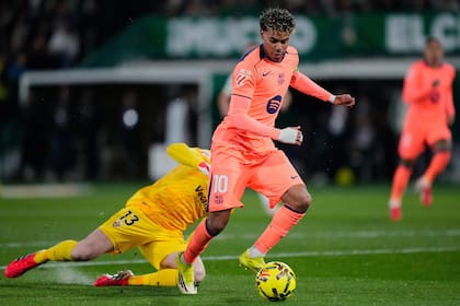 Yamal brilla de nuevo para el Barcelona en la victoria ante Elche en La Liga