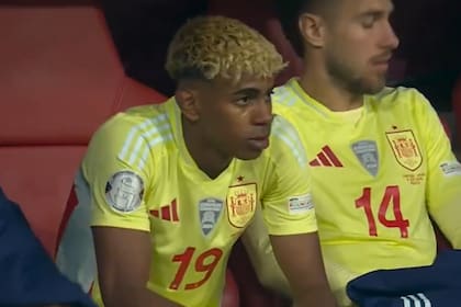 Yamal, fastidiado en el banco de suplentes luego de salir reemplazado durante la final de la Nations League contra Portugal