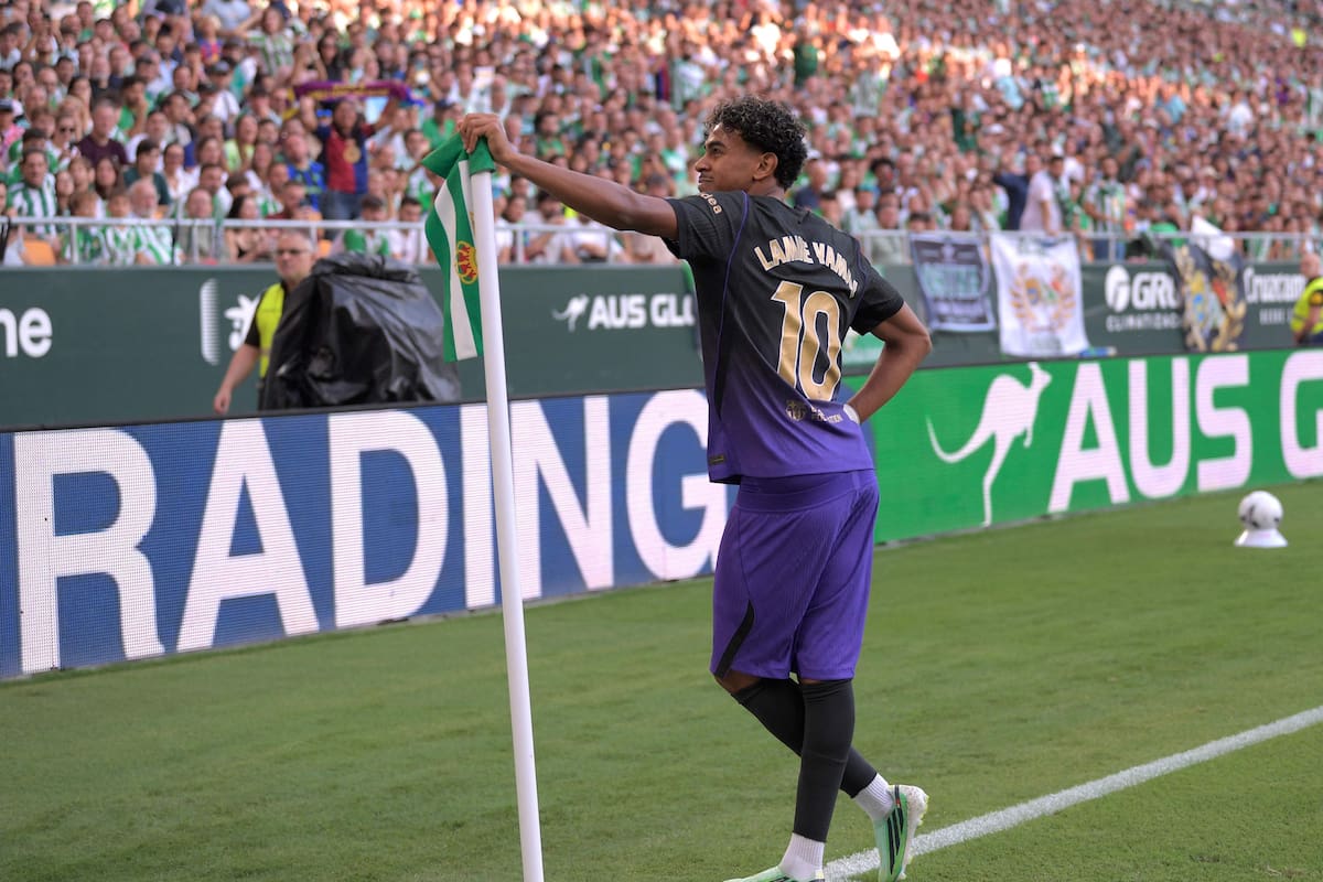 Yamal festeja su gol con una pose desafiante