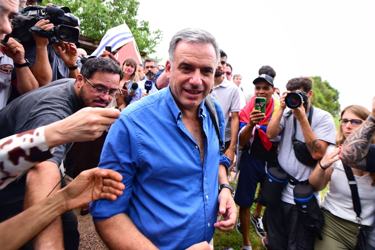 Yamandú Orsi durante su visita a la chacra de José Mujica
