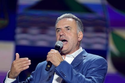 Yamandú Orsi se dirige a sus seguidores después de ganar la segunda vuelta presidencial