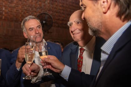Yamandú Orsi y Luis Lacalle Pou brindan frente a José María Sanguinetti en su 90° cumpleaños