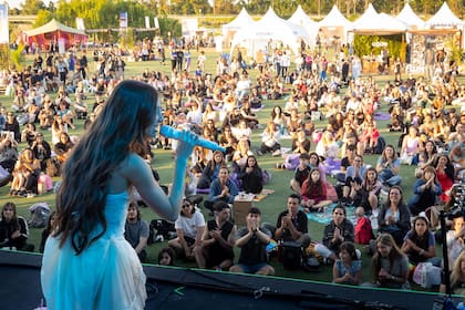 Yami Safdie cerró la jornada del domingo en el escenario central Flux.