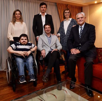 Yamil Santoro, sentado en el centro, junto a los dirigentes de Republicanos Unidos Marina Kienast, García Moritán, Sandra Pitta, Franco Rinaldi y Ricardo López Murphy