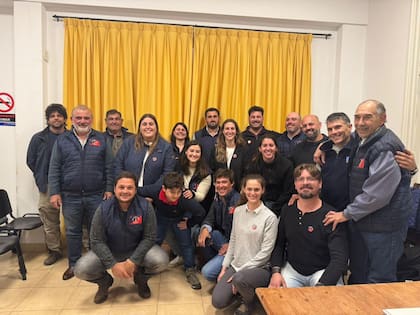 Yamila Farrell junto a integrantes de la Comisión Directiva el día que asumió como presidente