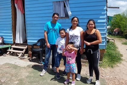 Yamila y Cristian, junto a tres de sus hijos (Gentileza: Módulo Sanitario)