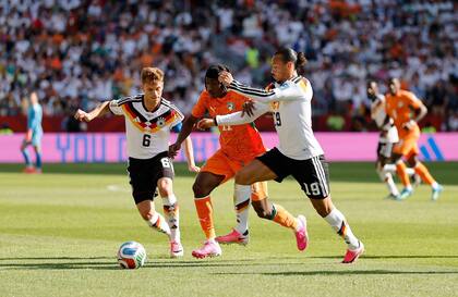 Yan Diomande, de Costa de Marfil, se filtra entre Joshua Kimmich y Leroy Sane; los marfileños son la segunda nación con más gambetas en el torneo... pero ya quedaron eliminados