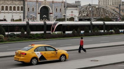 Yandex comenzó como un motor de búsqueda pero amplió sus actividades a la IA, la publicidad, los mapas, el transporte y el comercio electrónico.