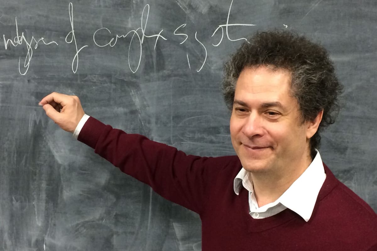 Yaneer Bar-Yam, físico del MIT y fundador de EndCovid.org, coordina una red de más de 4000 voluntarios para controlar la pandemia