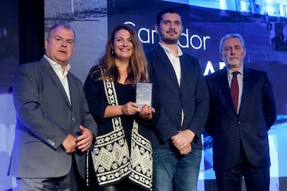 Yanina Bosio, de Lactear, con el galardón para la empresa