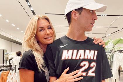 Yanina Latorre junto a su hijo Diego