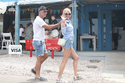 Los Latorre eligieron el restaurante de moda en José Ignacio para almorzar a orillas del mar, en un día nublado