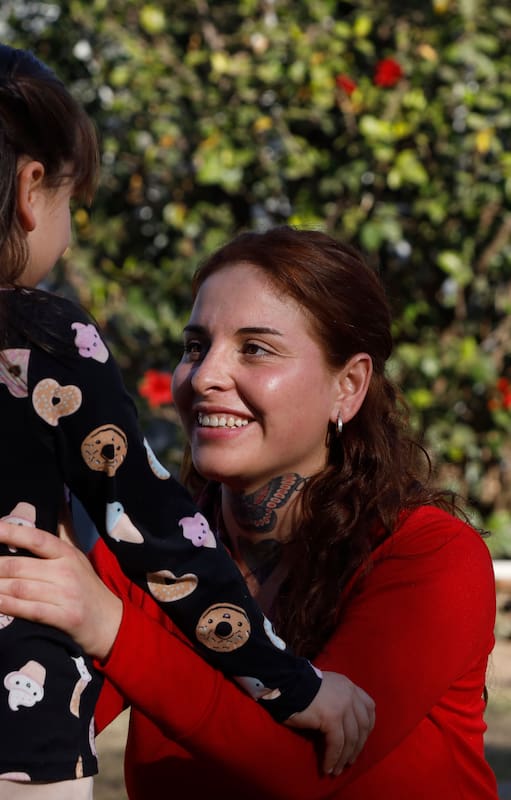 Yanina y su hija Tiziana en el centro Reto a la Vida, en Córdoba