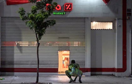 El performer Yanov en el lugar donde funcionó Ave Porco