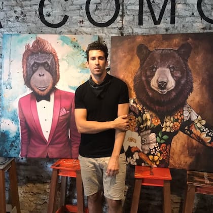 Yari Casanova hace cuadros abstractos, pero también pinta imágenes figurativas, cuyos motivos son personas con cabezas de animales