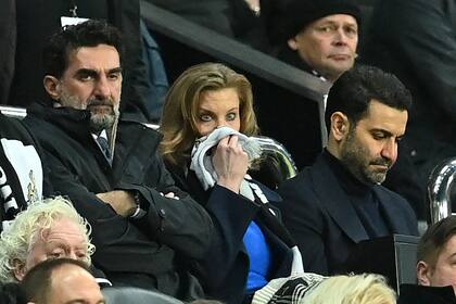 Yasir Al-Rumayyan, en su función de mandamás de Newcastle United, de la Premier League, junto a la propietaria minoritaria Amanda Staveley, en el St James' Park