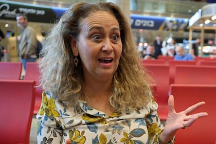 Yasmin Abukasis habla con la prensa luego de que el avión en el que viajaba su hija aterrizara de emergncia en Dubai