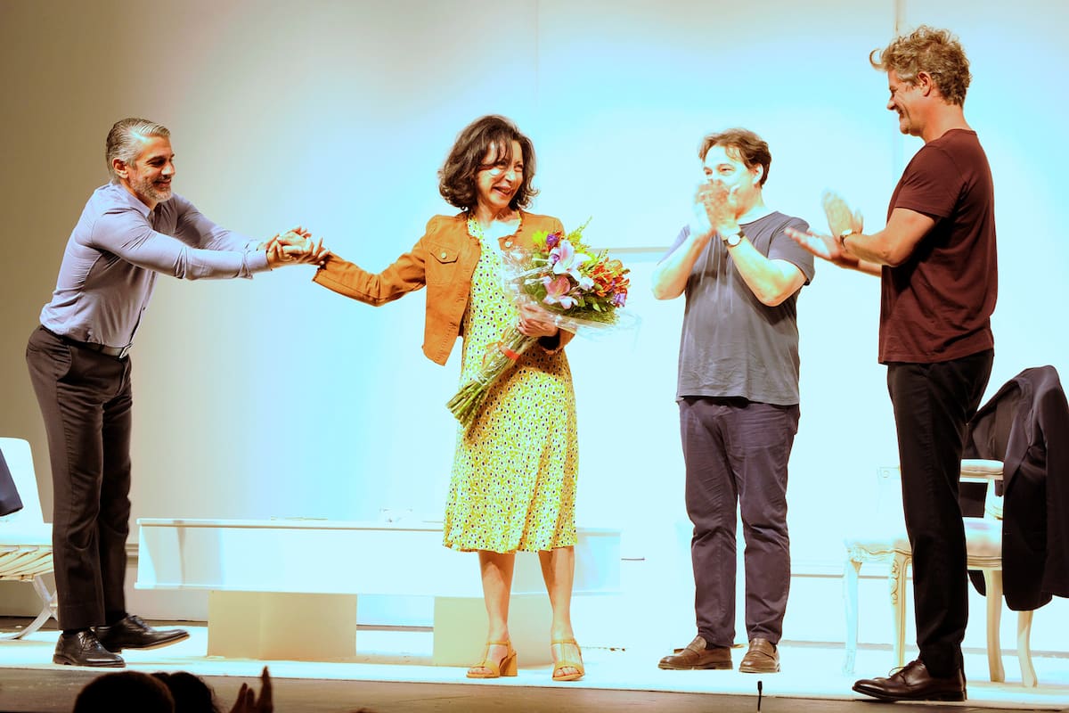 Yasmina Reza, agasajada por Pablo Echarri, Fernán Mirás y Mike Amigorena