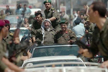 Yasser Arafat regresó triunfalmente del exilio en julio de 1994