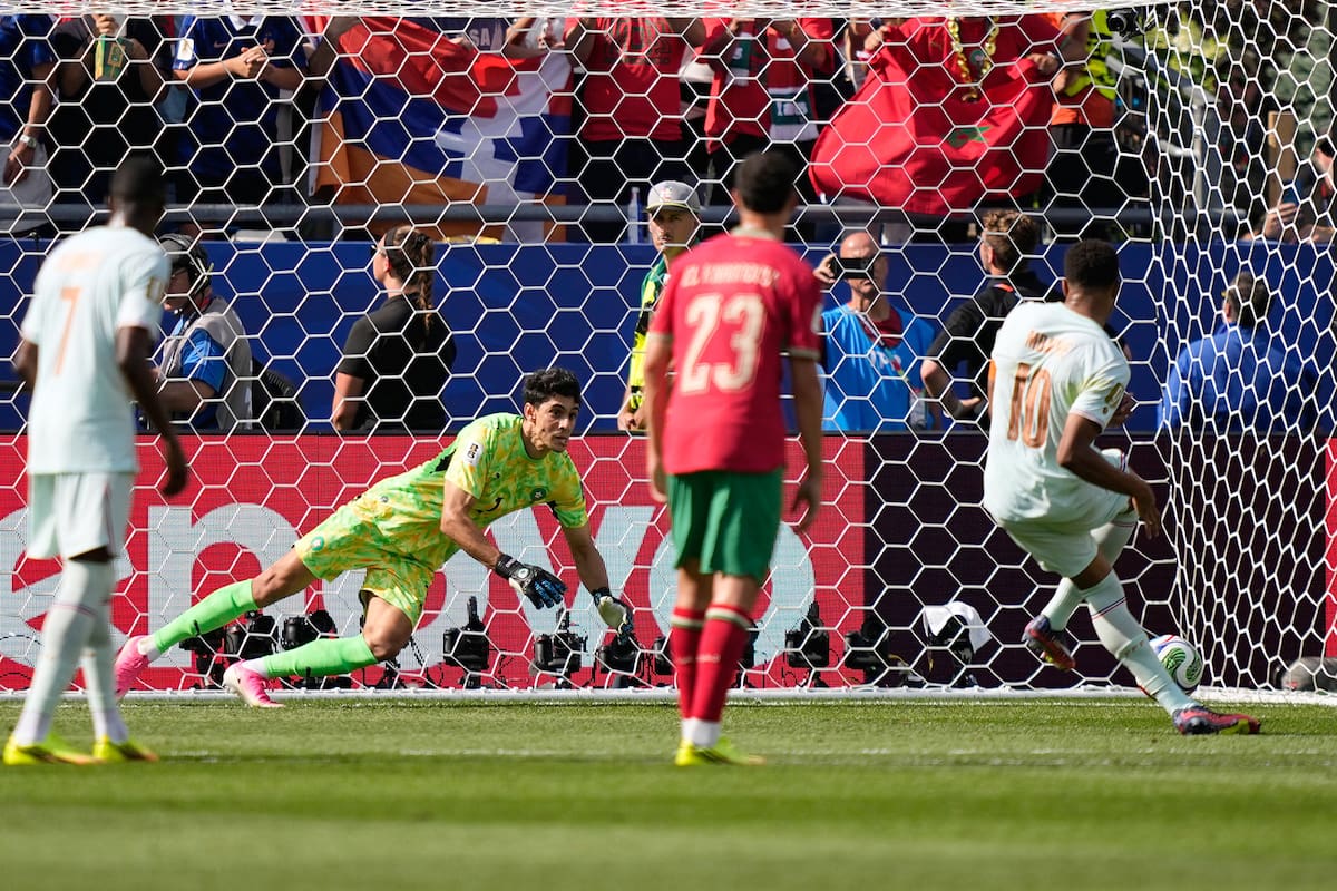 Yassine Bono le atajó el penal a Kylian Mbappe en el primer tiempo por los cuartos de final del Mundial 2026